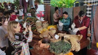 Puluhan Delegasi Asean Belajar Membuat Pewarna Alami dan Tenun di Bali