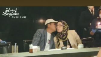 So Sweet..Kang Dedi Mulyadi Kecup Pipi Anne Ratna Mustika, Nuhun Sayang; Gugatan Batal?