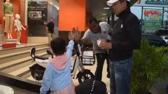 Kang Dedi Mulyadi Gantian Asuh Nyi Hyang Saat Anne Ratna Berangkat Umroh, Akhir Pekan yang Indah
