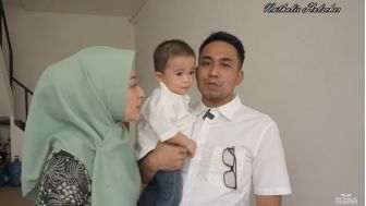 Nathalie Holscher dan Papa Fariz Gelar Jumat Berkah Bareng, Ajak Adzam Kirim Doa Bersama Anak Yatim