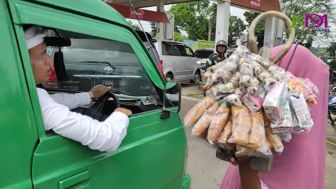 Kang Dedi Mulyadi Gantikan Sopir Angkot Cari Penumpang, Suruh Pulang Agar Bisa Temani Istri