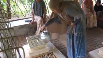 Ayah Mertua Sayang Kang Dedi, Neng Anne Minta Petunjuk di Makam Cianjur