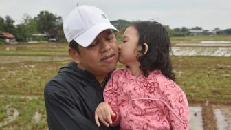 Kang Dedi Mulyadi Unggah Video Menyentuh Soal Putri Bungsunya; Anak Tak Berdosa Jadi Korban Perceraian Ayah dan Bunda