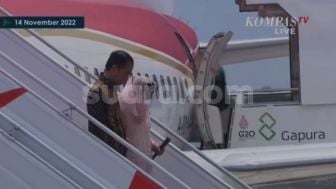 Detik-detik Insiden Iriana Jokowi Jatuh dari Tangga Saat Turun Pesawat Menghadiri KTT G20 di Bali