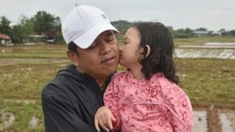 Nyi Hyang Cium Dedi Mulyadi, Netizen: Tak Ada Istilah Bekas Anak sampai Minta Klarifikasi