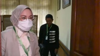 Dedi Mulyadi Lemes, Pasrah Dirinya Dibelakangi Istri di Ruang Sidang, Netizen Minta Ambu Anne Introspeksi Diri