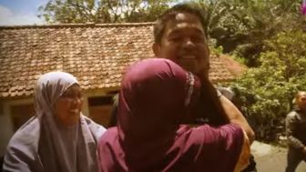 Lihat Kang Dedi Mulyadi, Pasukan Ibu-Ibu Langsung Berlarian Kegirangan