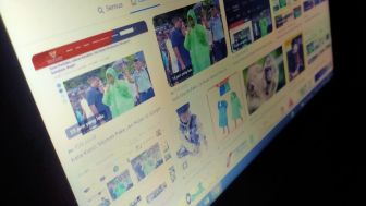 Lagi Ramai! Cari Kata Kunci Monyet Pakai Jas Hujan di Google, yang Paling Atas Kok Foto Pak Jokowi?