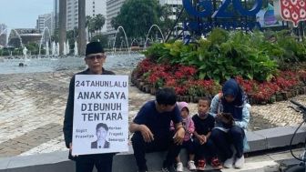 Sedih! Asih Widodo Rentangkan Poster '24 Tahun Lalu, Anak Saya Dibunuh Tentara'