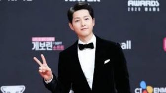 Chika Jessica Beraksi! Song Joong Ki 'Ditembak' di Depan Panggung, Penonton pun Histeris