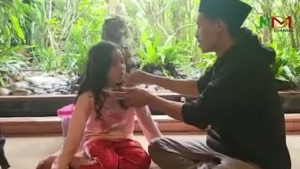 Kang Dedi Mulyadi Teringat Nyi Hyang Saat Melihat Bapak Ini Suapi Anak yang Ditingal Ibunya