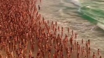 2500 Warga Telanjang Bulat di Pantai untuk Kampanye Kanker Kulit, Netizen +62 Sibuk Urusi Azabnya