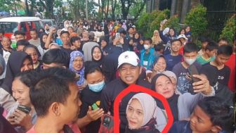 Kang Dedi Posting Foto Bareng Emak-Emak, Ada Sosok Wanita Yang Mirip Ambu Anne