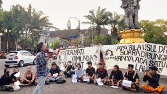 Demo Mahasiswa di Bali Sebut Jokowi Bukan Raja, Pasal Karet dalam KUHP Adalah Upaya Memperpanjang Garis Perbudakan