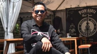 Tampil Dengan Setelan Serba Hitam, Kegantengan Kang Dedi Mulyadi Disebut Telah Meresahkan Emak-emak