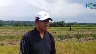 Rela Becek, Dedi Mulyadi Temukan Momen Langka, Sampai Ikut Nyobain