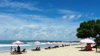 Jika Tak Bisa Mejeng di Mari Beach Club Bali Seperti Asnawi Mangkualam, Pantai Ini Tak Kalah Indah untuk Rihlah