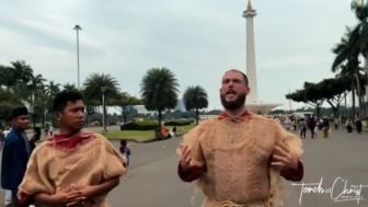 Viral! Seorang Bule Berkhotbah Tentang Pertobatan Kepada Yesus di Monas Jakarta