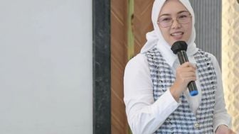 Viral! Neng Anne Angkut Kasur yang Jadi Saksi Bisu Kemesraan dengan Kang Dedi