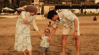 Unggah Foto Kebersamaan Dengan Keluarga Kecilnya, Instagram Rizky Billar Dipenuhi Komentar Centang Biru