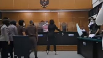 Ngeri! Nikita Mirzani Ngamuk di Ruang Sidang Mic dan Berkas Dibanting, Sumpahi Dito Mahendra Agar...