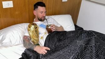 Asyik, Lionel Messi Tidur Nyenyak Sambil Pamer Trofi Piala Dunia 2022, Prancis Menangis Melihat Ini