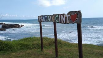 Pantai Cinta di Bali, Nikmati Senja Sambil Santai di Hamparan Bukit Hijau