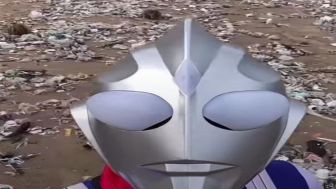 LAGI! Sampah Aqua Gelas Menumpuk, Hiromasa "Ultraman" Turun di Pantai Kuta