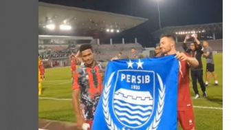 Bendera Persib Bandung Berkibar di Stadion KLFA Malaysia, Ini Respon Marc Klok dan Ricky Kambuaya