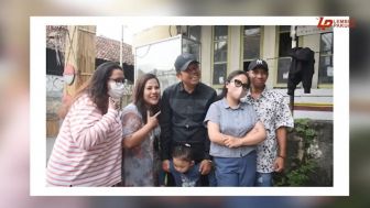 Kang Dedi Mulyadi Diserbu Penggemar di Pinggir Jalan, Salahsatunya Fans Singapura