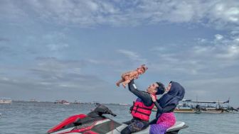 Ria Ricis Dan Teuku Ryan Ajak Sang Anak Naik Jetski, Netizen: Serem Amat, Gimana Kalau Babynya Jatoh