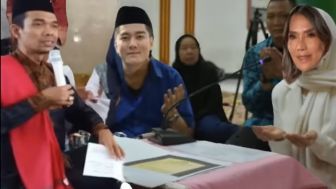 Tangis Bahagia Boy William Lihat Ibundanya Muallaf Dibimbing Ustadz Abdul Somad, Cek Faktanya!