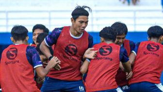 Usai Diliburkan Selama 10 Hari, Persib Bandung Kembali Gelar Latihan di Stadion Siliwangi, Zalnando Hadir Dengan Bantuan Tongkat