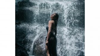 Duh, Wulan Guritno Disarankan Tutup Aurat Gegara Pose Hot di Air Terjun, Wajar Kah?