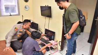 Puluhan Orang Ditangkap dari Markas Judi Online di Apartemen City Park Cengkareng Jakarta