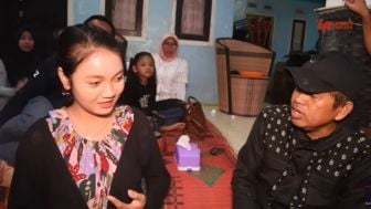 Kang Dedi Mulyadi 'Kesengsem' dengan Gadis Cantik Ini, Sampai Rela Tutup Kamera Demi Dea