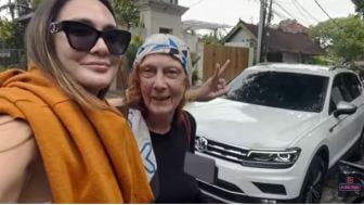 Luna Maya Beri Kejutan Mobil Mewah untuk Ibu Ingatkan Masa Lalu, Tak Henti-hentinya Terima Kasih, Netizen Terharu