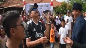 Kenang Masa saat Bocil, Kang Dedi Adu Layangan dengan Haji Iming