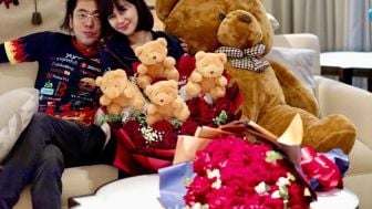 So Sweet Pol! Denise Chariesta Dibikin Speechless Sama Surprise Valentine dari JK, Netizen Malah Salfok: Udah Eneg Sama Kaosnya!