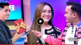 CEK FAKTA: Kejutan, Arya Saloka Persembahkan Kado Saat Amanda Manopo Live Perform di Acara TV?