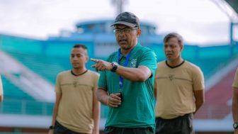 Aji Santoso Ungkap Kambing Hitam atas Kekalahan Persebaya vs Bali United, Bonek: Mboh Karepmu