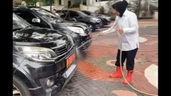 Mensos Risma Cuci Mobil Direkam Kamera, Warganet Malah Sengit: Caper Mulu! Segabut Itu?