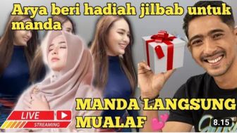 Cek Fakta: Amanda Manopo Langsung Jadi Mualaf, Arya Saloka Berikan Hadiah Jilbab?