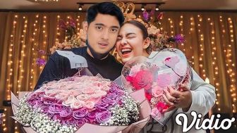 CEK FAKTA: Arya Saloka Melepas Rindu ke Amanda Manopo dengan Bawa Bunga, Benarkah?