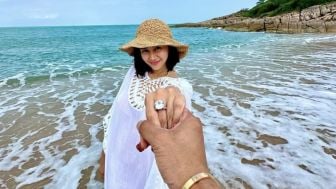 Beri Kode Menikah? Denise Chariesta Pamer Cincin, Netizen: 'Waaaee Selamat Kak'