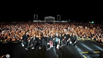 Penonton Konser Dewa 19 di Stadion Siliwangi Membludak, Bandung Jadi Lautan HP!