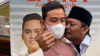 Viral Foto Gibran Dicium Bapak-Bapak Tersebar: 'Bang Tolong Bang'