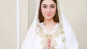 Kepergok Habis Sholat, Celine Evangelista Diisukan Masuk Islam, Netizen: Semoga Menjadi Wanita yang Solehah