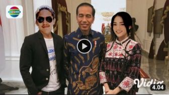 CEK FAKTA: Presiden Jokowi Kontrak Fuji dan El Rumi Jadi Model Brand Ambassador Baju Batik Miliknya, Benarkah?