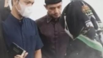 CEK FAKTA: Innalillahi! Isak Tangis Dude Harlino Pecah Saat Jenazah Orang Tercinta Tiba di Rumah Duka?